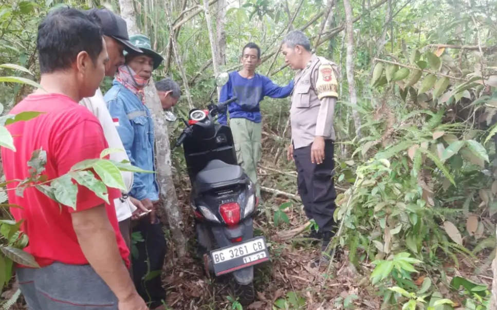 Bhabinkamtibmas Patih Galung, Temukan Sepeda Motor Bersama Warga