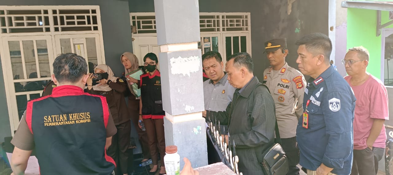 Kapolsek Prabumulih Timur Back up Kejaksaan Geledah Rumah Tersangka Dugaan Kasus Korupsi