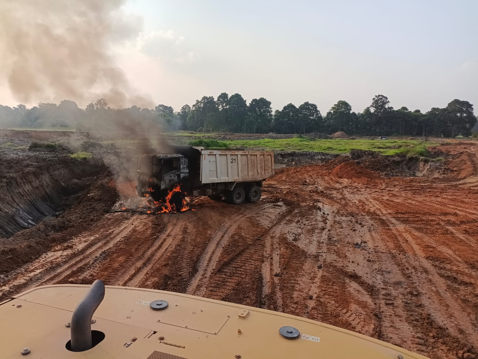 Diduga Dipicu Deadlock, Warga Paldas Mengamuk, 2 Unit Mobil Perusahaan BCM Dibakar