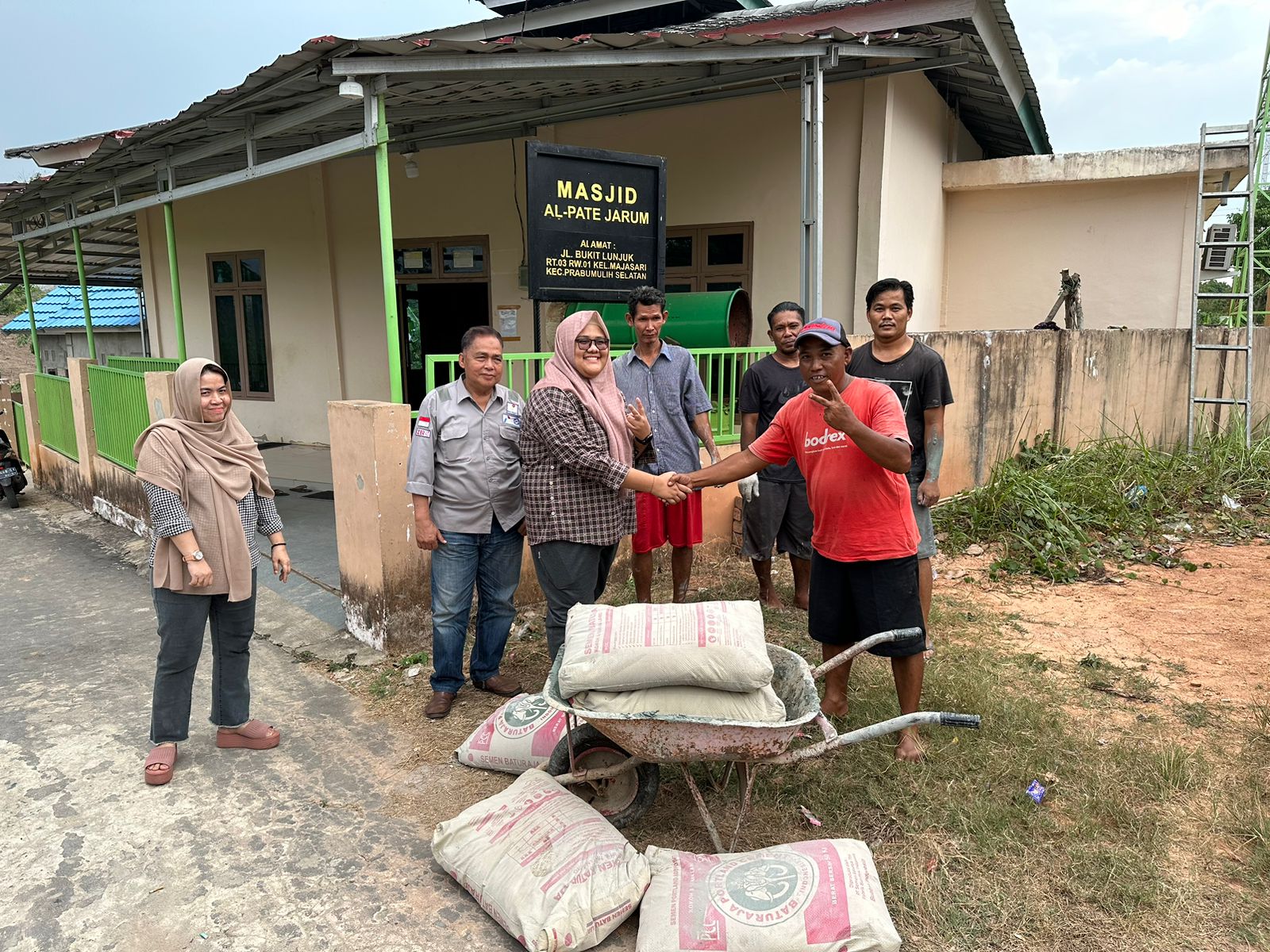 Kepentingan Masyarakat, Leoni Ap, Putri Sulung H. Arlan Bantu Warga