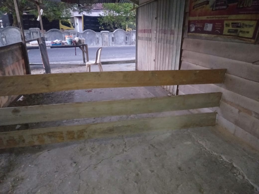 Dituding Penipuan Over Kredit Rumah dan Ditahan, Kini Warung Jualan Istri Azhar Dipagar Pelapor