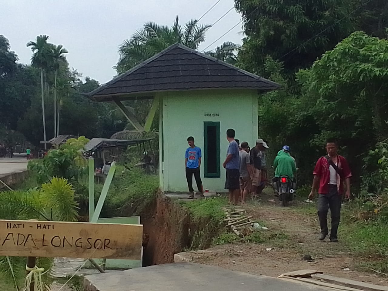 Jalan Cor di Desa Kasai Longsor, Puluhan Kendaraan R4 Menumpuk Akibat Tak Bisa Melintas 