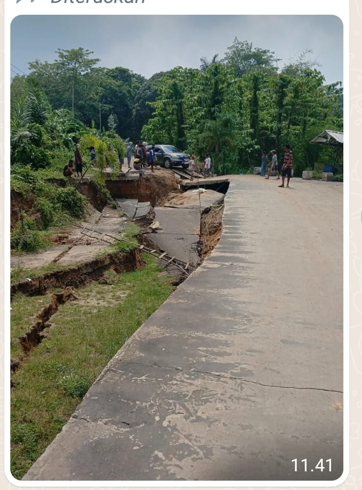 Tinjau Longsor di Sungai Rotan, Pj. Bupati Ahmad Rizali Segera Siapkan Trase Jalan Baru