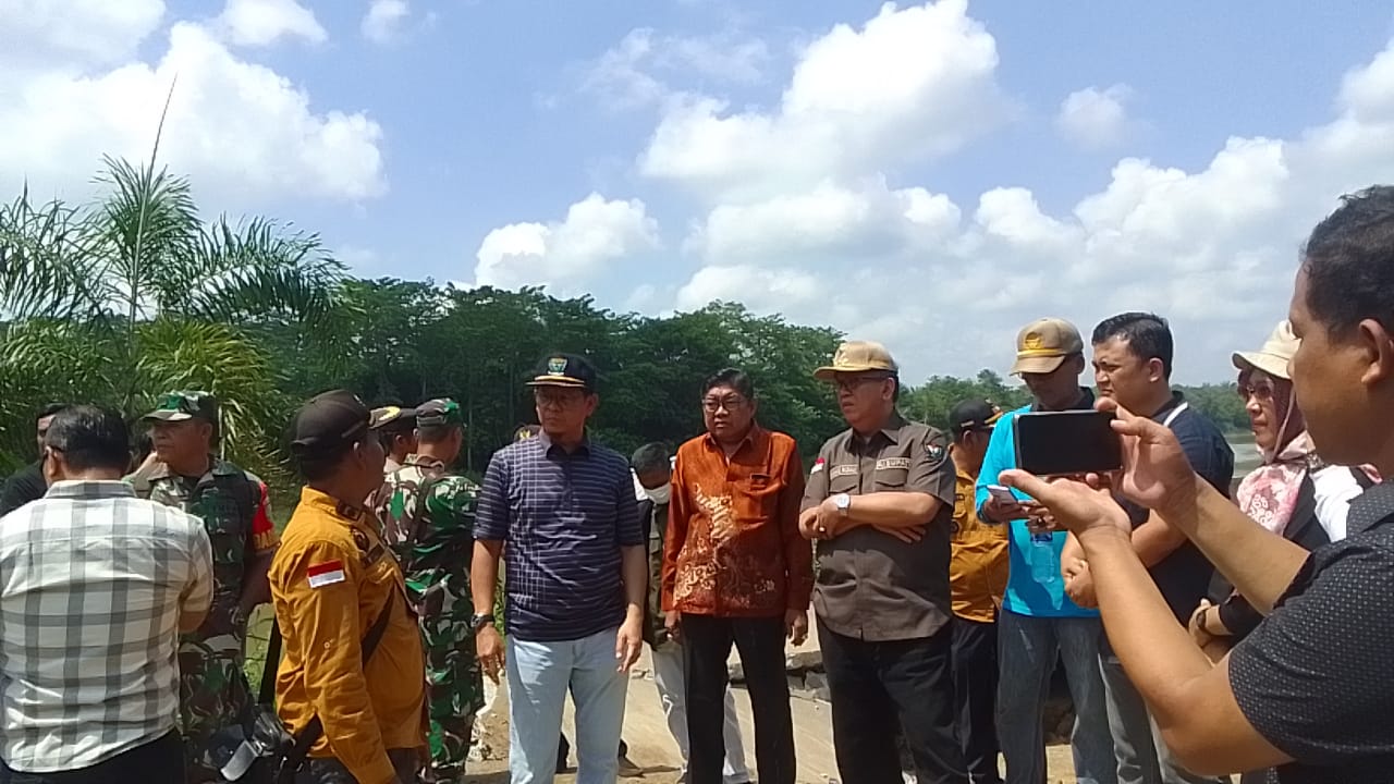 Gunakan ABT Perbaiki Jalan Amblas di Sungai Rotan, Pj Bupati Ahmad Rizali Minta Warga Hibahkan Tanah untuk Jalan Baru