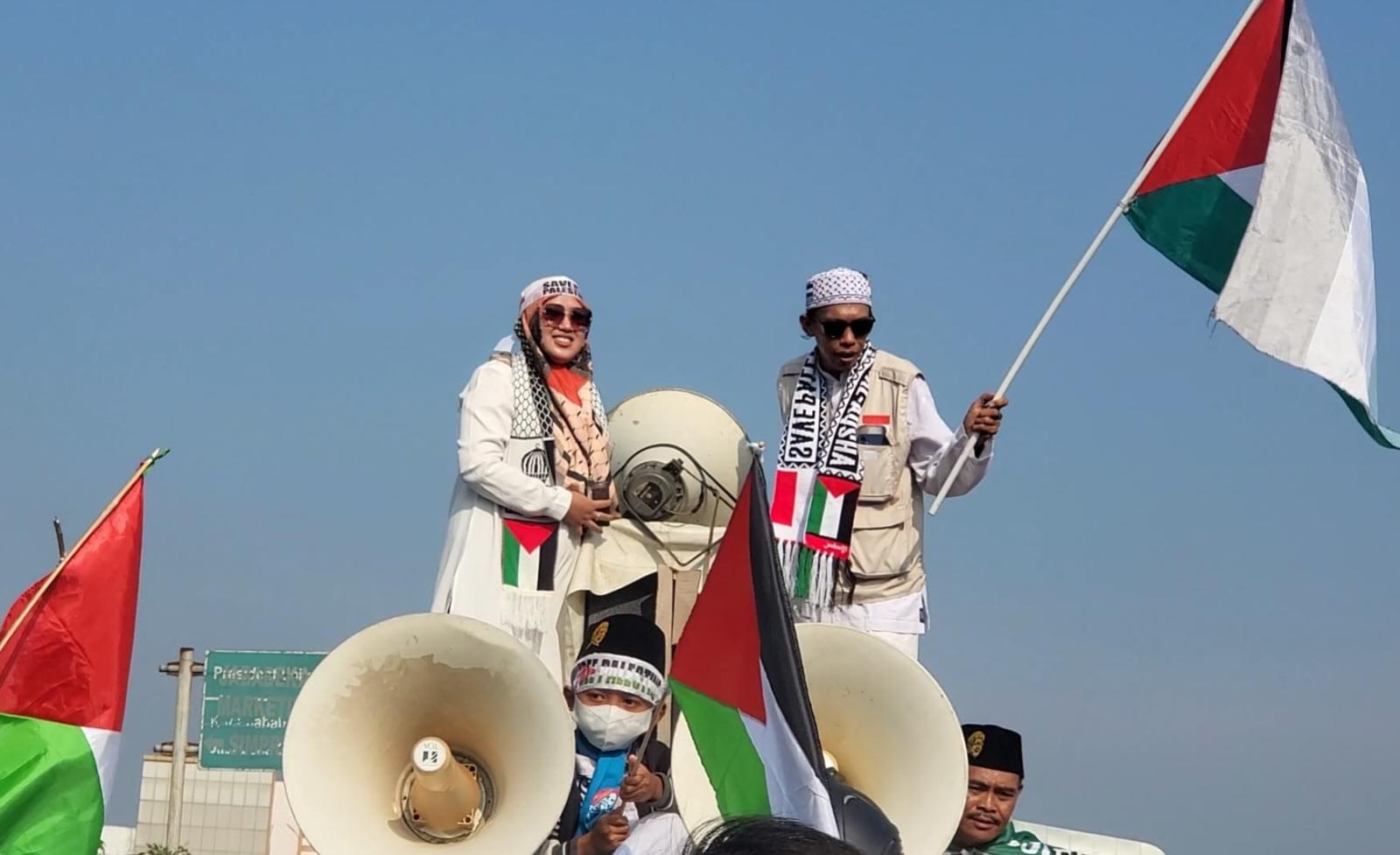 Aksi Aktivis Muslimah Cantik Ini Hebohkan Dunia Netizen, Kibarkan Bendera Palestina di Atas Mobil Komando Pesantren At Taqwa 