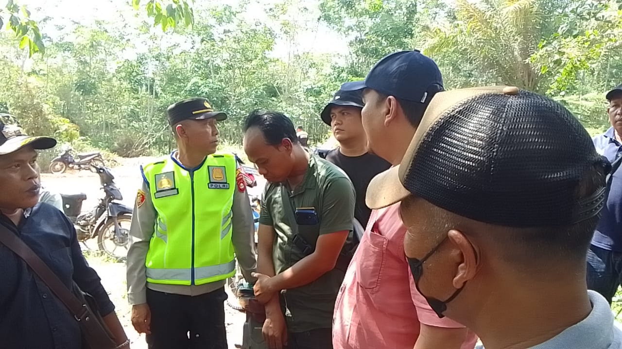 Aksi Demo Masyarakat Desa Suka Dana ke PT R6B Ricuh, 1 Warga Terluka 
