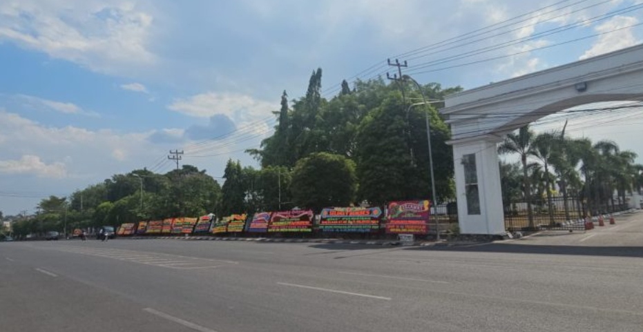 Papan Ucapan Selamat Pelantikan Sekda Dilantik Pj Wako Prabumulih Penuhi Depan Rumah Dinas