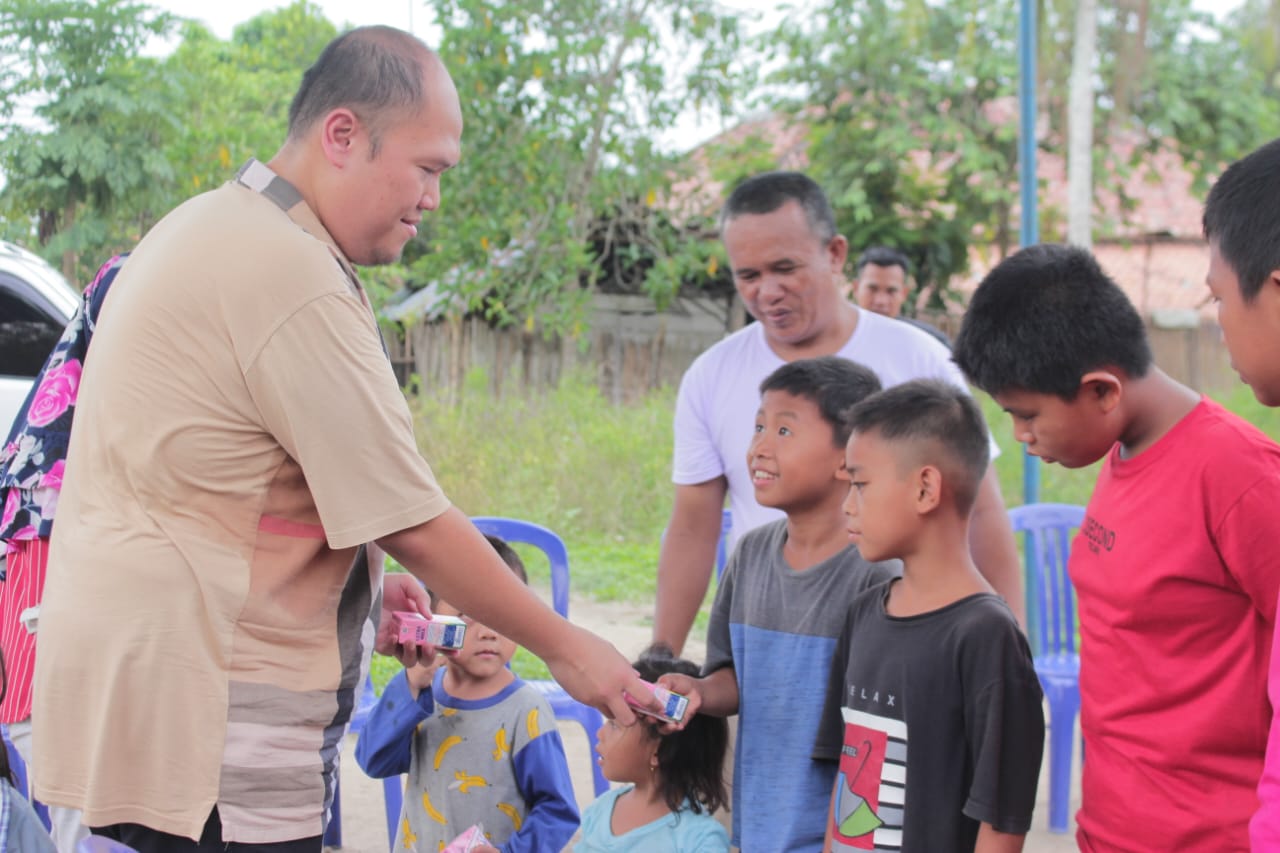 Masih Ingat dengan Putra Mantan Wako Prabumulih, Dr Aditya Rachman Djalili!! Muncul di Cambai Bagikan Puluhan Susu Kotak ke Anak-anak 