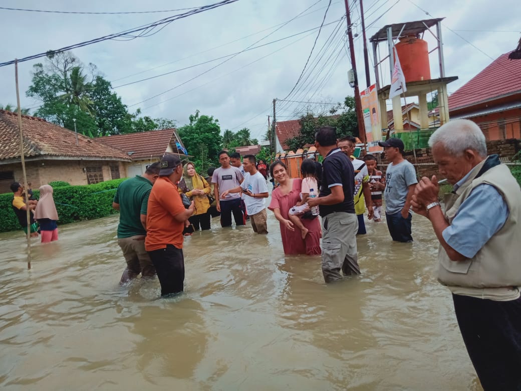 H Arlan dan Hj Linda Tinjau Langsung Lokasi Banjir, Bantu Nasi 5000 Bungkus dan Uang Tunai ke Warga Terdampak