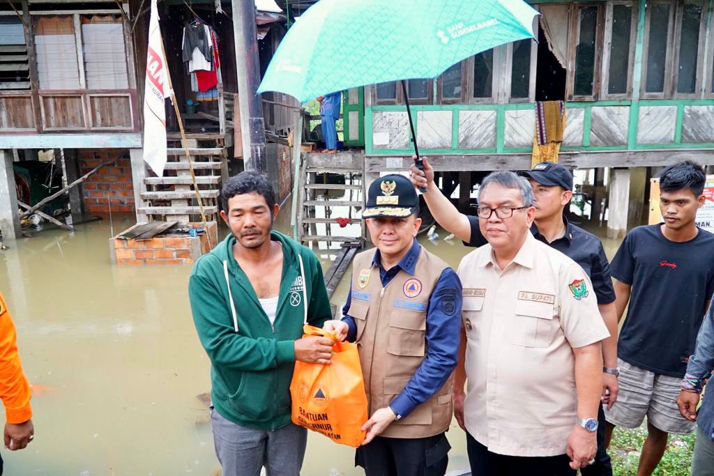 Pj Gubernur Agus Fatoni Tinjau Lokasi Banjir di Muara Enim, Salurkan Bantuan untuk Warga Terdampa