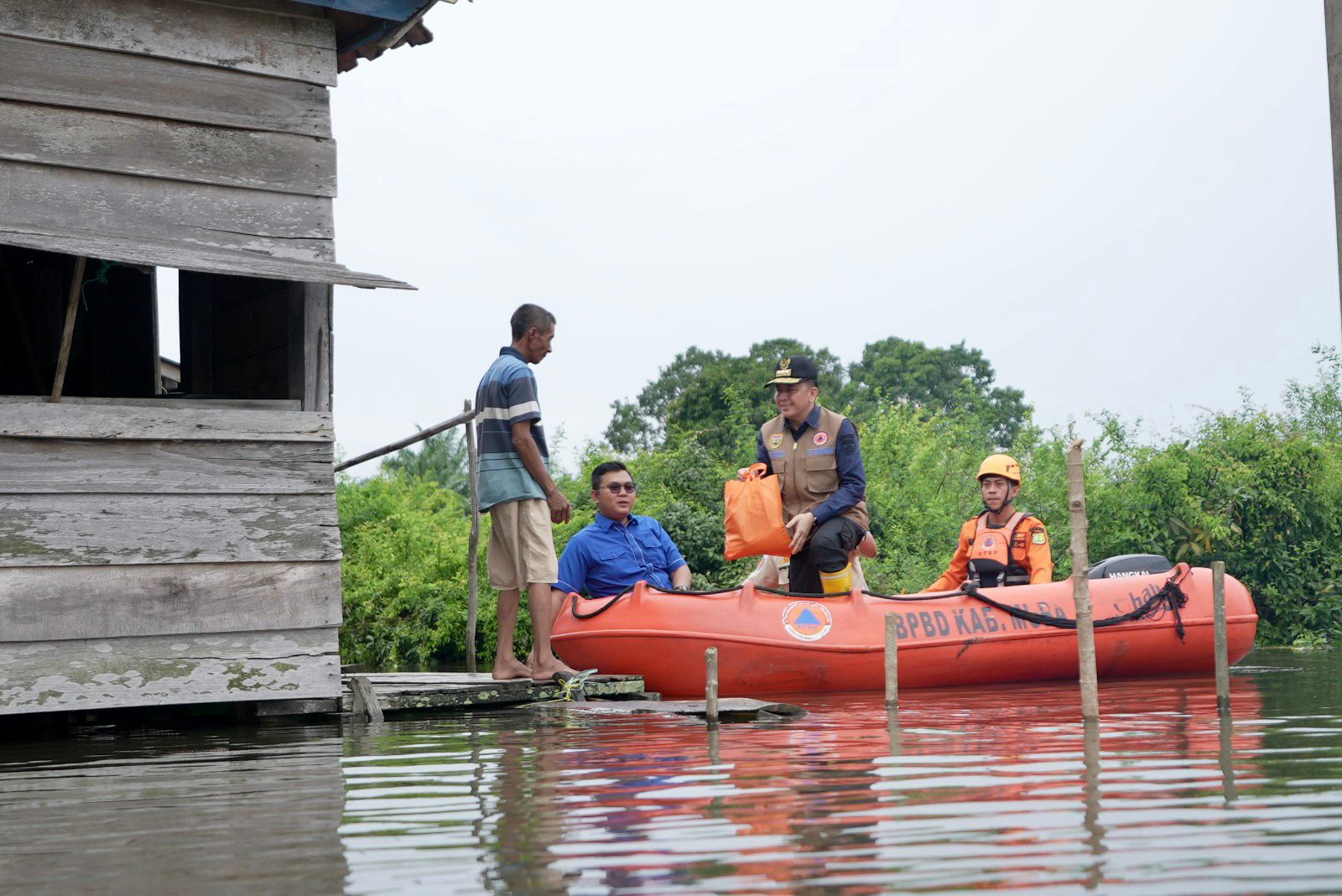Tinjau Banjir di Muba, Pj Gubernur Agus Fatoni Antar Langsung Bantuan ke Rumah Warga Gunakan Perahu Karet