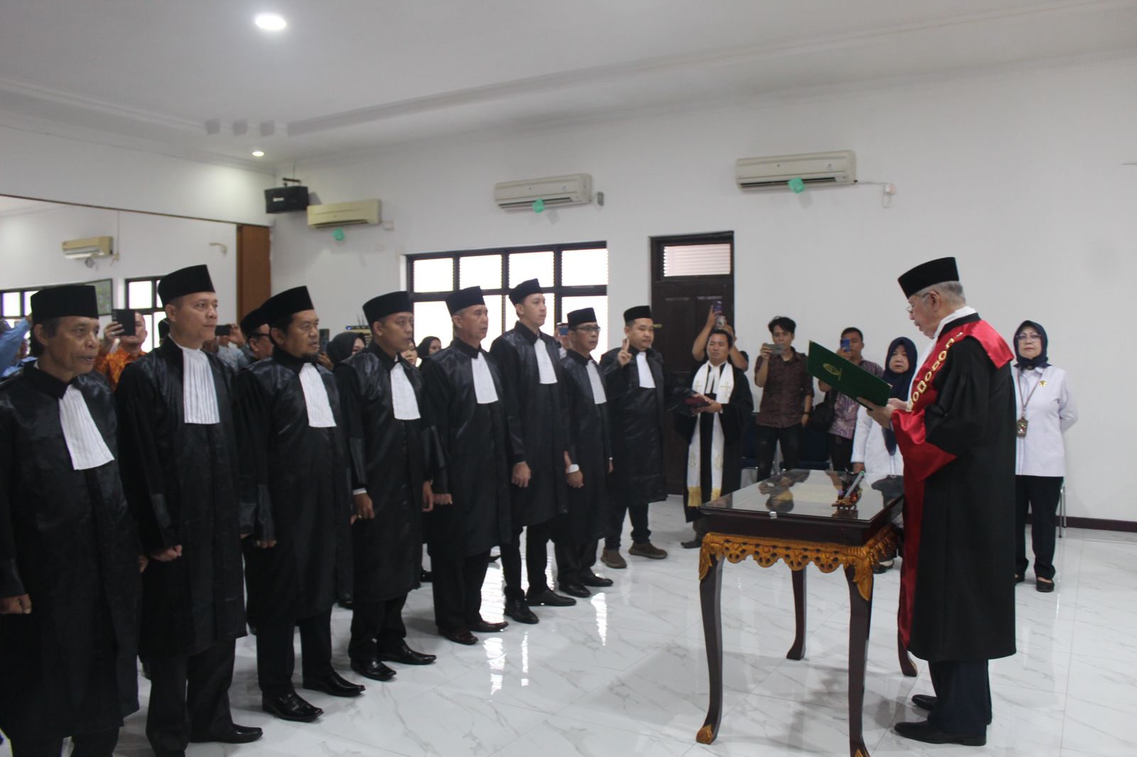 Usai Dilantik Presiden KAI, 18 Calon Advokat KAI Sumsel Langsung Disumpah Oleh Ketua Pengadilan Tinggi Palembang 