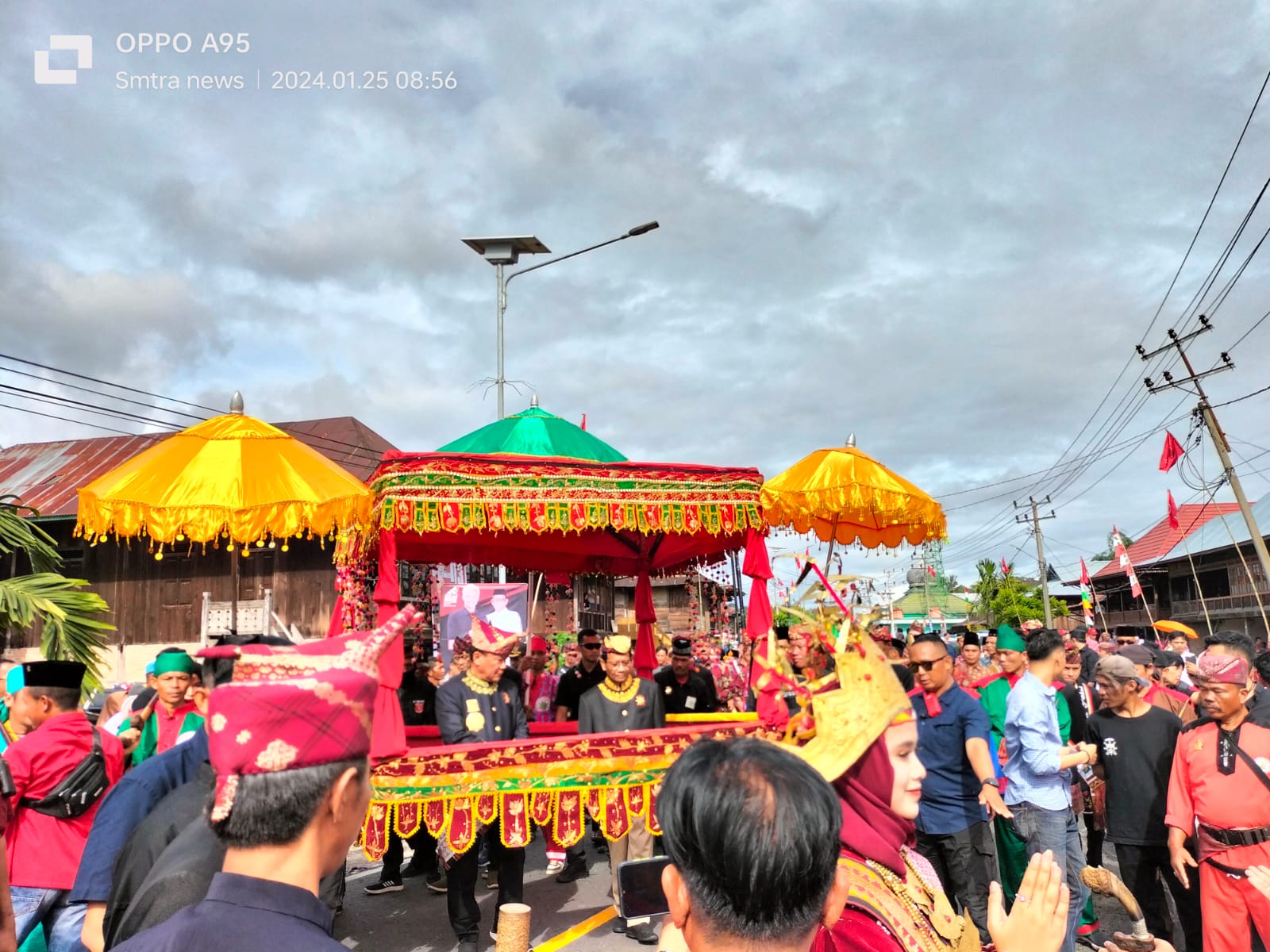 Kampanye di Lampung Barat, Mahfud MD dapat Gelar Batin Sai Bani Ni Hukum dan Lencana Emas dari Sultan Pangeran Raja Selalau 
