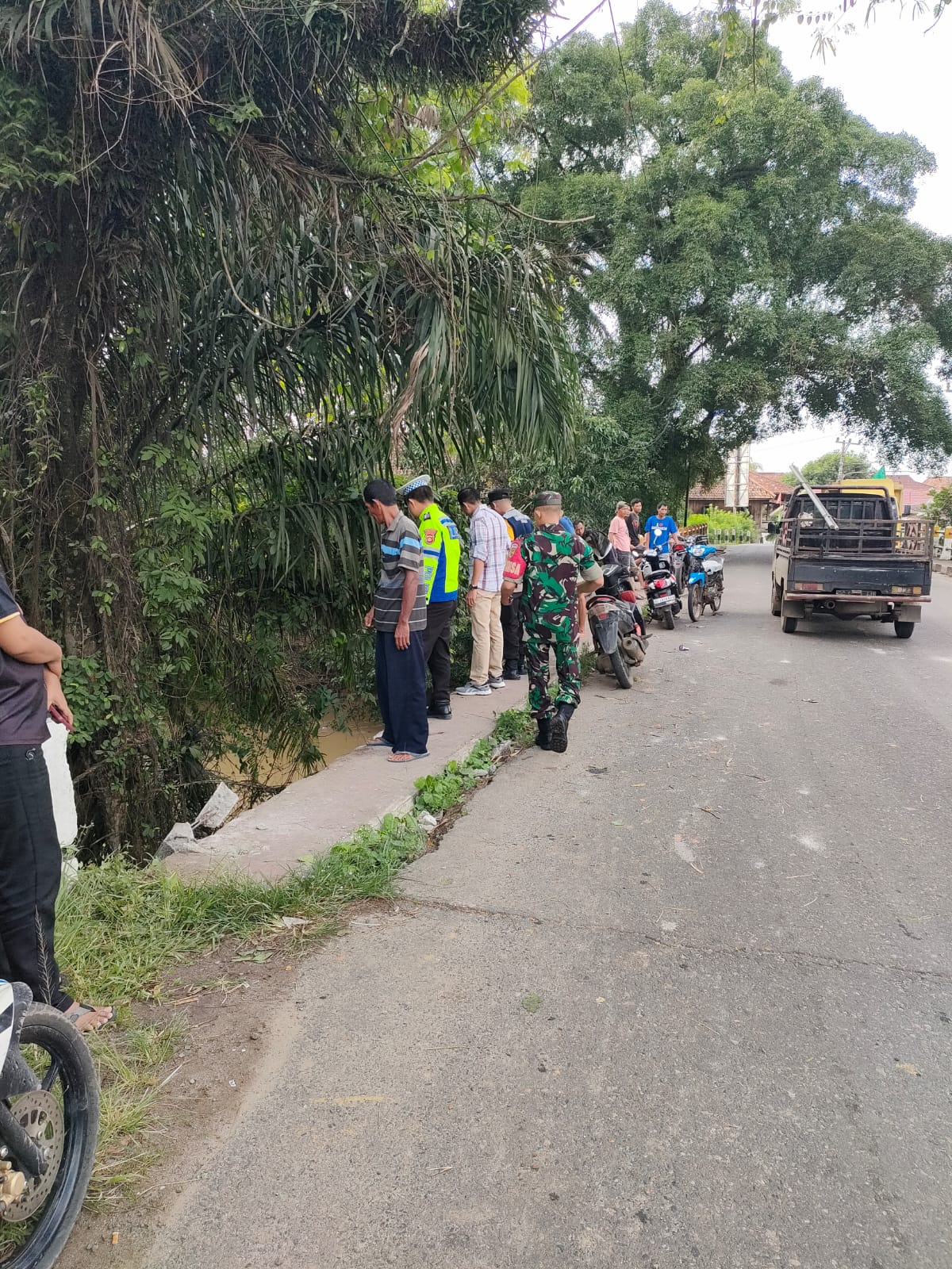 Diduga Mengantuk, Truk Box Engkel Tabrak Pagar Pembatas Jalan dan Masuk ke Sungai Beringin