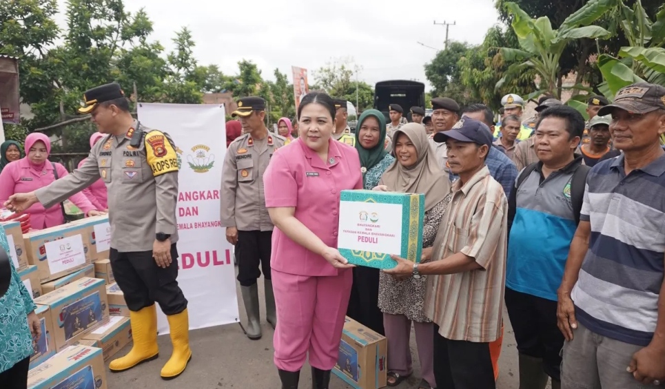 Bhayangkari Polres Prabumulih Turut Berpartisipasi Musibah Banjir
