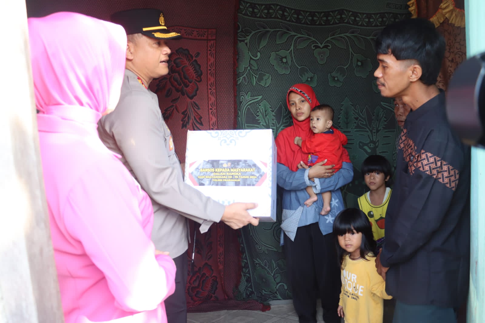 Berikan Bantuan Warga Kurang Mampu AKBP Endro  Sambangi Warga