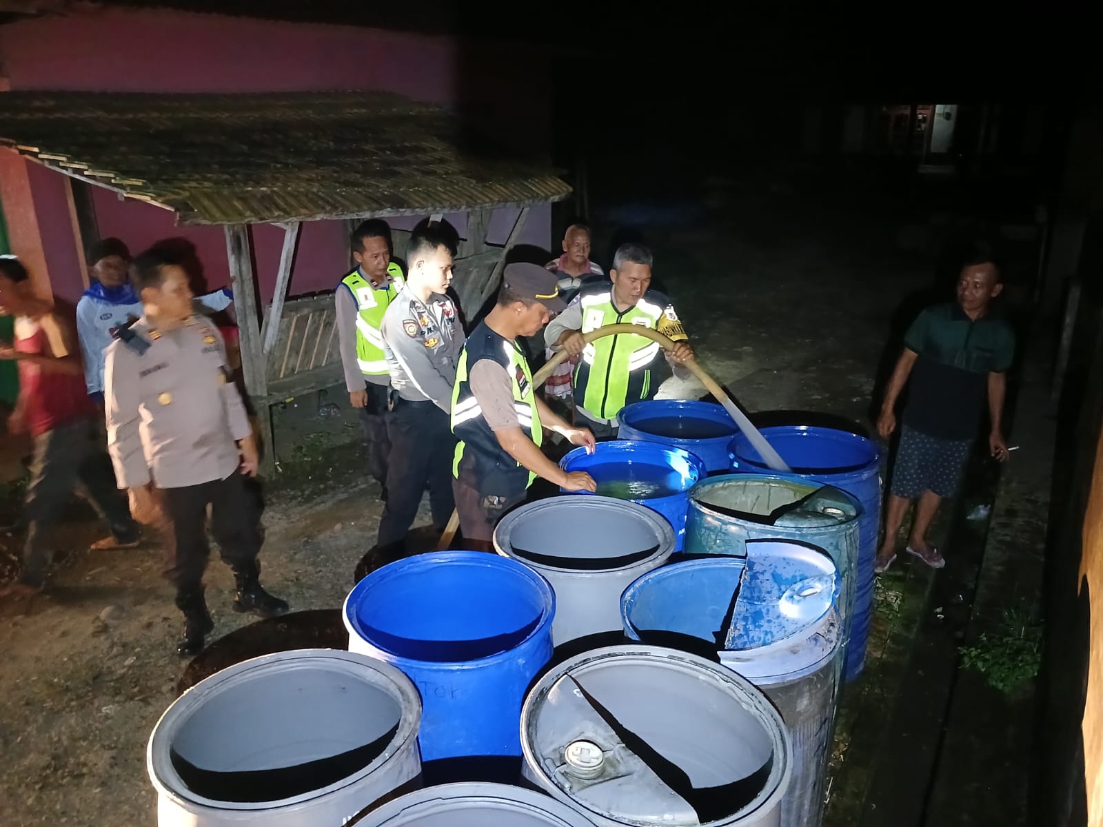 Bantu Kebutuhan Air Warga Terdampak Pemadaman Listrik, Polres Prabumulih Terjunkan Water Canon 