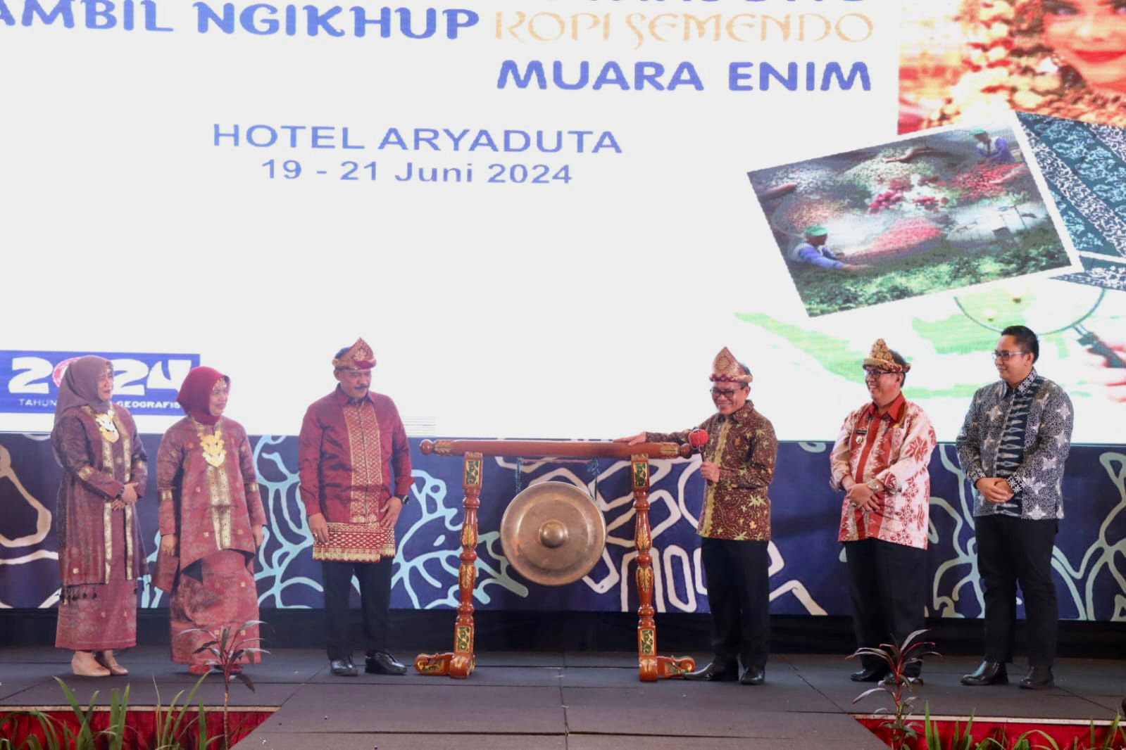 Pembukaan MIC Kemenkumham Sumsel Dimeriahkan Pameran Busana Batik Kujur dan Kopi Robusta Semende