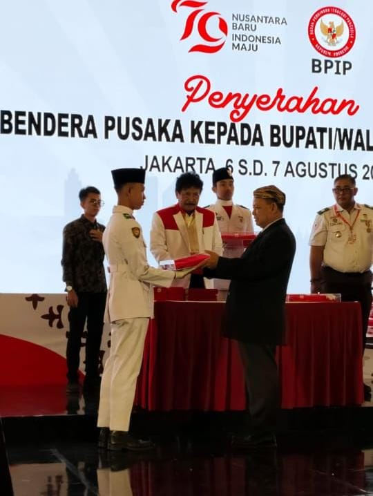 Bupati Lamtim Dawam Dampingi Mighza Sofi Al-Fikri, Siswa MAN IC Lamtim Menerima Anugrah Penyerahan Duplikat Bendera Pusaka Merah Putih