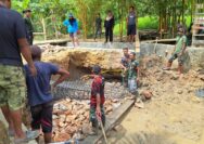 Aksi Energetik Emak-Emak Sambuli Bantu Satgas TMMD Bangun Jembatan