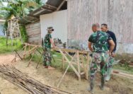 Cekatan, Anggota Satgas TMMD 127 Kodim Kendari Dalam Merakit Besi di Sambuli
