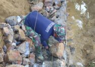 Pantang Surut, Satgas TMMD 127 Kendari Terjang Medan Licin Demi Rampungkan Talud Jembatan
