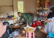Begini Keseruan Sang Juru Masak Siapkan Menu Berbuka Puasa Satgas TMMD Di Desa Kembang
