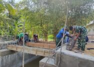 Sinergi Satgas TMMD 127 Kodim 1417/Kendari dan Warga Percepat Pengecoran Jembatan di Sambuli