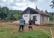 Bahu-Membahu, Personel Satgas TMMD dan Warga Kendari Perkuat Fondasi Desa