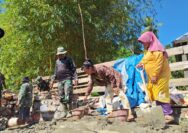 Semangat Gotong Royong, Ibu-Ibu Kelurahan Sambuli Bantu Satgas TMMD Ke-127 Angkut Material