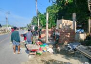 Gotong Royong Personil TMMD 127 Kendari dan Warga Bangun MCK di Sambuli