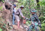 Wujudkan Sinergitas, Satgas TMMD 127 dan Warga Sambuli Bahu-Membahu Langsir Material