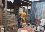 Bahu-Membahu, Ibu Ninda Turut Serta Percepat Pembangunan Rumah dalam Program TMMD 127