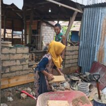 Bahu-Membahu, Ibu Ninda Turut Serta Percepat Pembangunan Rumah dalam Program TMMD 127