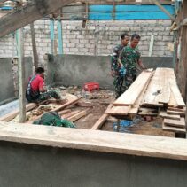 Sentuhan Terampil Serda Jamal: Keahlian Tukang Kayu Satgas TMMD Percepat Renovasi RTLH di Petoaha  ​
