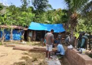Sinergi Tanpa Batas: Satgas TMMD 127 Kodim Kendari dan Warga Sambuli Rakit Rangka Tiang Hunian Layak