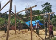 ​Wujudkan Hunian Layak, Satgas TMMD 127 Kodim Kendari Kebut Pembangunan Rangka Rumah di Sambuli