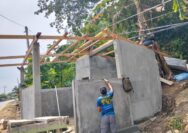 Satgas Kodim 1417/Kendari Kebut Pemasangan Rangka Atap MCK