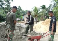 Melawan Lelah, Satgas TMMD 127 Kodim 1417/Kendari Tak Gentar Langsir Material dengan Gerobak Dorong