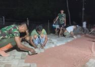 ​Kejar Target 100 Persen, Satgas TMMD 1417/Kendari Lembur Pasang Paving Blok di Anggoeya