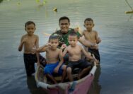 Kedekatan Tanpa Sekat, Anggota Satgas TMMD 127 Kendari Jadi Idola Anak Pesisir