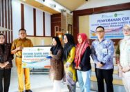 Bank Sumsel Babel Salurkan Bantuan Etalase dan Meja Saji untuk Pedagang Pasar PTM I Prabumulih
