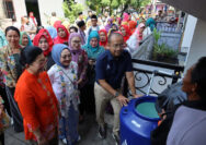 Sambut Hari Kartini, PAM JAYA dan TP PKK Bagi Toren Air Gratis kepada Para Ibu Pejuang Keluarga