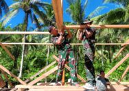 Satgas Laksanakan Pemasangan Rangka Tiang Rumah Sasaran Fisik TMMD ke-128 di Sansundi