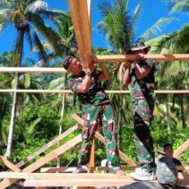 Satgas Laksanakan Pemasangan Rangka Tiang Rumah Sasaran Fisik TMMD ke-128 di Sansundi