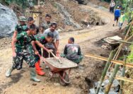 Satgas TMMD ke-128 Kodim 1629/SBD Manfaatkan Waktu dengan Komsos Bersama Masyarakat