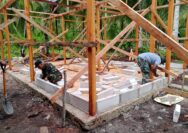 Kian Jelas Bentuknya, Pembangunan Rumah Sasaran TMMD Ke-128 Kodim 1708/BN Capai Tahap Pemasangan Bata