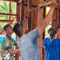Tahap Demi Tahap, Satgas TMMD Rampungkan Rangka Kamar Rumah Warga