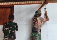 Satgas TMMD Kodim 1710/Mimika Lanjutkan Pemasangan Dinding Kamar Rumah Ibu Natalia Natipiya