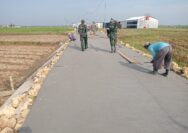 Pemasangan Papan Penyekat Perkuat Kualitas Betonisasi Jalan TMMD di Desa Godo